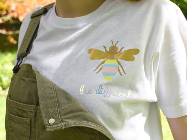 Holografisches Pride Shirt "Bee Different "